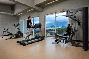 Fitness centrum a/nebo fitness zařízení v ubytování Isla Verde Hotel