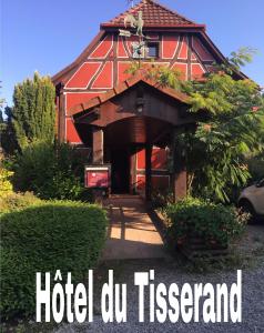 un cartel de hotel do igeland frente a una casa en Auberge du Tisserand, en Gommersdorf