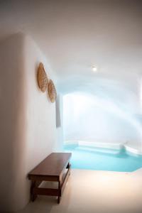 Bazén v ubytování Aleria Luxury Cave Santorini nebo v jeho okolí