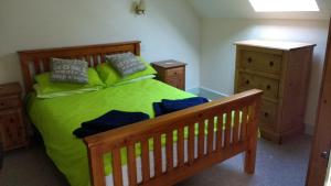 Un pat sau paturi într-o cameră la Honey Cottage