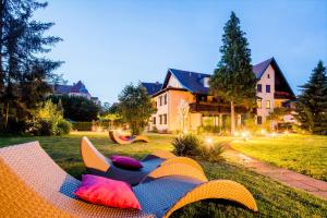 un lit sur l'herbe devant une maison dans l'établissement Boutique Hotel Bundschuh 3 Sterne Superior, à Lohr