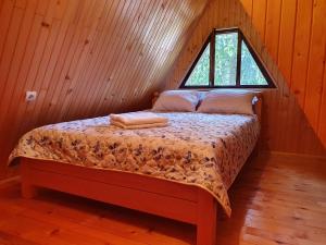 ヴラシチにあるVikendica PAMの窓のある部屋にベッドがある寝室