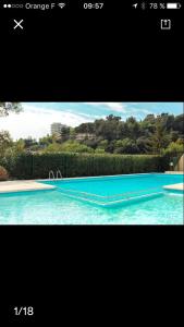 uma imagem de uma piscina azul em La Madonette em Nice