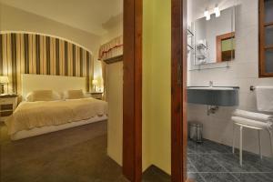 Een bed of bedden in een kamer bij Hotel U 3 Pstrosu