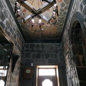um candelabro pendurado num tecto num quarto em Hye Aspet Հայ Ասպետ em Guiumri