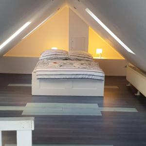 ein Schlafzimmer mit einem Bett im Dachgeschoss in der Unterkunft Ferienwohnung Leo Duisburg - Nähe Bahnhof in Duisburg