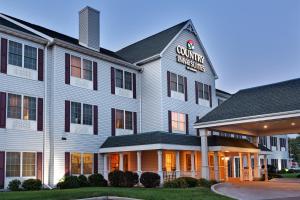 a hotel with a sign that reads county inns at Country Inn & Suites by Radisson, Rock Falls, IL in Rock Falls