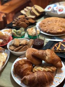 a table full of different types of bread and pastries at Il Minotauro B&B a 5 minuti da Popoli in Vittorito