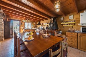 桑坦德的住宿－Casa vacacional Santander，一间厨房,内设一张大木桌