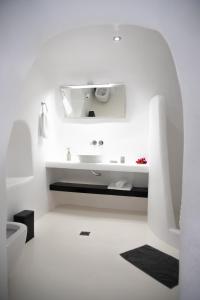 Koupelna v ubytování Aleria Luxury Cave Santorini