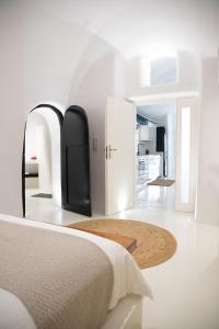 Postel nebo postele na pokoji v ubytování Aleria Luxury Cave Santorini