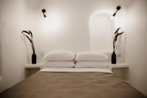 Letto o letti in una camera di Aleria Luxury Cave Santorini