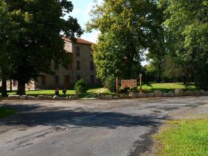 an empty street in front of a building at Les chambres d'hôtes de la Frissonnette in Auzelles