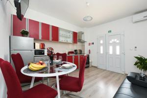Kuchyň nebo kuchyňský kout v ubytování Apartmani Damant
