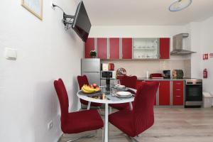 Kuchyň nebo kuchyňský kout v ubytování Apartmani Damant