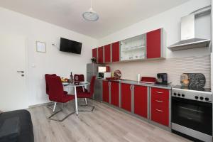 Kuchyň nebo kuchyňský kout v ubytování Apartmani Damant