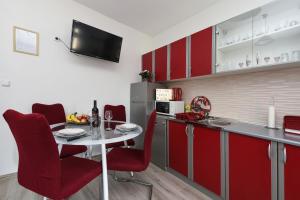 Kuchyň nebo kuchyňský kout v ubytování Apartmani Damant