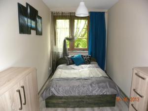 a small bedroom with a bed and a window at Apartament U Anny in Karpacz