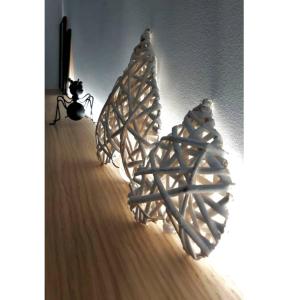 eine Gruppe von drei Weihnachtsbäumen auf einer Etage in der Unterkunft Morriña in Ourense