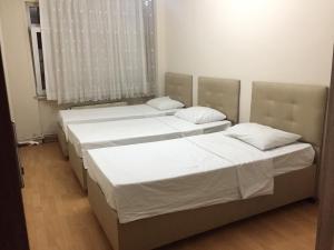 Postel nebo postele na pokoji v ubytování Yakup's Apartment