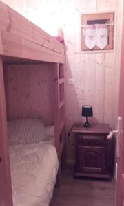 Un pat sau paturi într-o cameră la Chalet Lisa - 10 PERSONNES - PISTE 5MN EN VOITURE