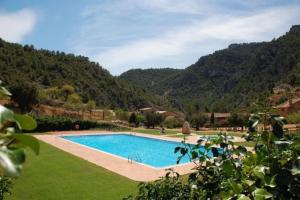 Bazén v ubytování Can Miqueló - casa rural 16 hòstes nebo v jeho okolí