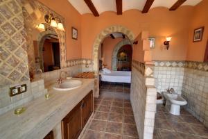 a large bathroom with two sinks and a tub at Casa Rural Mirador del Salto in Chella