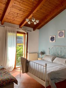 um quarto com uma cama e um tecto em madeira em Villa Panoramica em Lavena Ponte Tresa