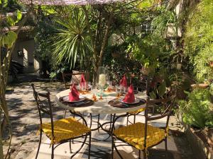 a table with red party hats on top of it at Le Clos des Lys, Maison de Pays Raffinée Proche de la Mer, Linge Inclus in Saint-Georges-dʼOléron