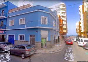 ラスパルマス・デ・グランカナリアにあるSahara Suiteの車が目の前に停まった青い建物
