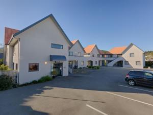 eine Reihe von Häusern auf einem Parkplatz in der Unterkunft Bella Vista Motel Greymouth in Greymouth