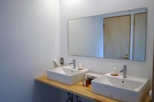 Bathroom sa Tagore Harbor Hostel