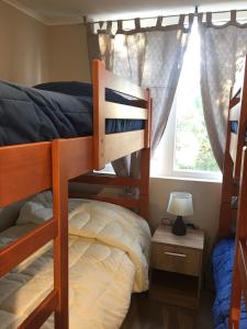 Łóżko lub łóżka piętrowe w pokoju w obiekcie Condominio Robles camino al volcan