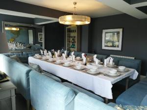 Restaurace v ubytování Ocean View,Kinsale, Hosted by Exquisite holiday homes, sleeps 22