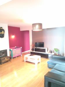 una sala de estar con un sofá y una mesa en Euskal Dreams Apartment, en Bermeo