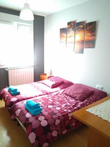 Un dormitorio con una cama con toallas azules. en Euskal Dreams Apartment, en Bermeo
