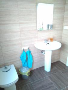 Un baño con un lavabo blanco y un inodoro. en Euskal Dreams Apartment, en Bermeo 68 fotos más
