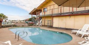 Πισίνα στο ή κοντά στο Ashland Valley Inn +18 φωτογραφίες