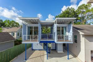 une maison avec une terrasse couverte et 2 terrasses dans l'établissement East Downtown Micro-luxe Container Living Pod #10, à Houston