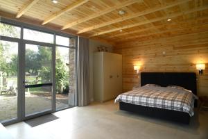 una camera da letto con un letto e una grande finestra di Logies De Hessie a Turnhout