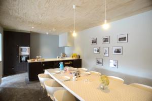 a kitchen with a table and chairs in a room at B&B De Hessie in Turnhout