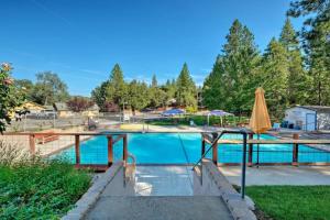 Imagen de la galería de NEW! Cozy & Secluded House w/Deck - Near Yosemite!, en Tuolumne