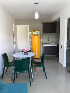cocina y comedor con mesa y sillas en VG Fun Residence- Ceará, en Fortaleza