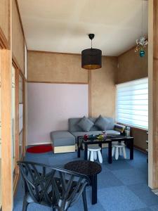 een woonkamer met een bank en een tafel bij One Rest Private House in Naoshima