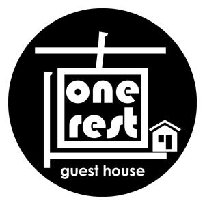 直島町にあるOne Rest Private Houseの白黒の看板