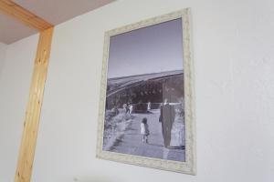 una foto de un hombre y una mujer en una pared en The Diamond at Kingston East, en Rexburg