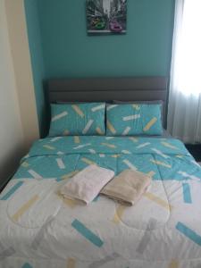 Una cama con dos almohadas encima. en Apartment in Kumbang Pasang BSB en Bandar Seri Begawan