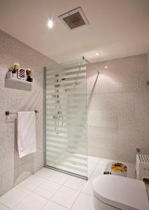 a bathroom with a glass shower and a toilet at الأجنحة التنفيذية للشقق المخدومة - اقتصادي in Riyadh