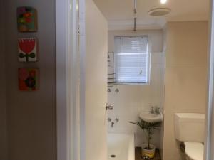 A bathroom at Siggy's Perth Accommodation