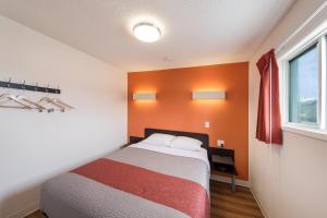 Llit o llits en una habitació de Motel 6-Cranbrook, BC